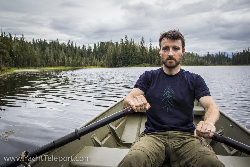 Rowing around a random lake